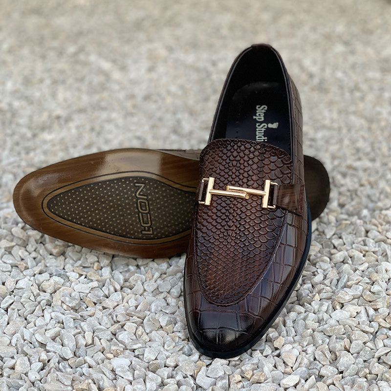 Brown crocodile texture leather loafers with gold metal bit hardware for men