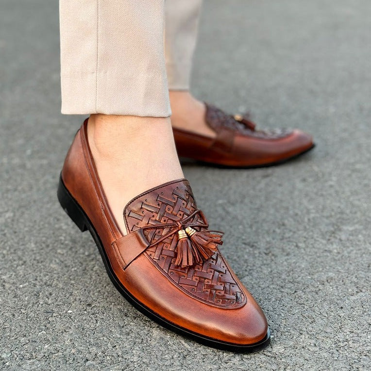 brown premium leather handmade shoes with a lace-up closure and a round toe style.